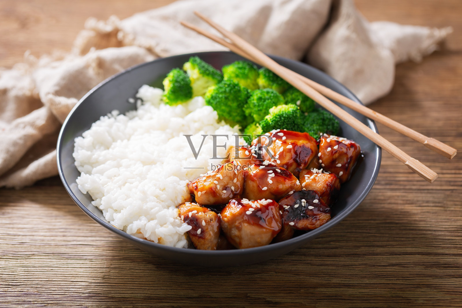 一盘红烧鸡，西兰花和米饭照片摄影图片