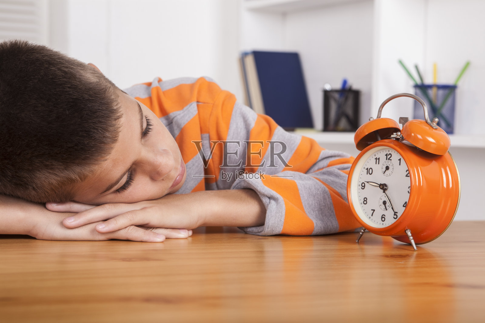 男孩时钟照片摄影图片