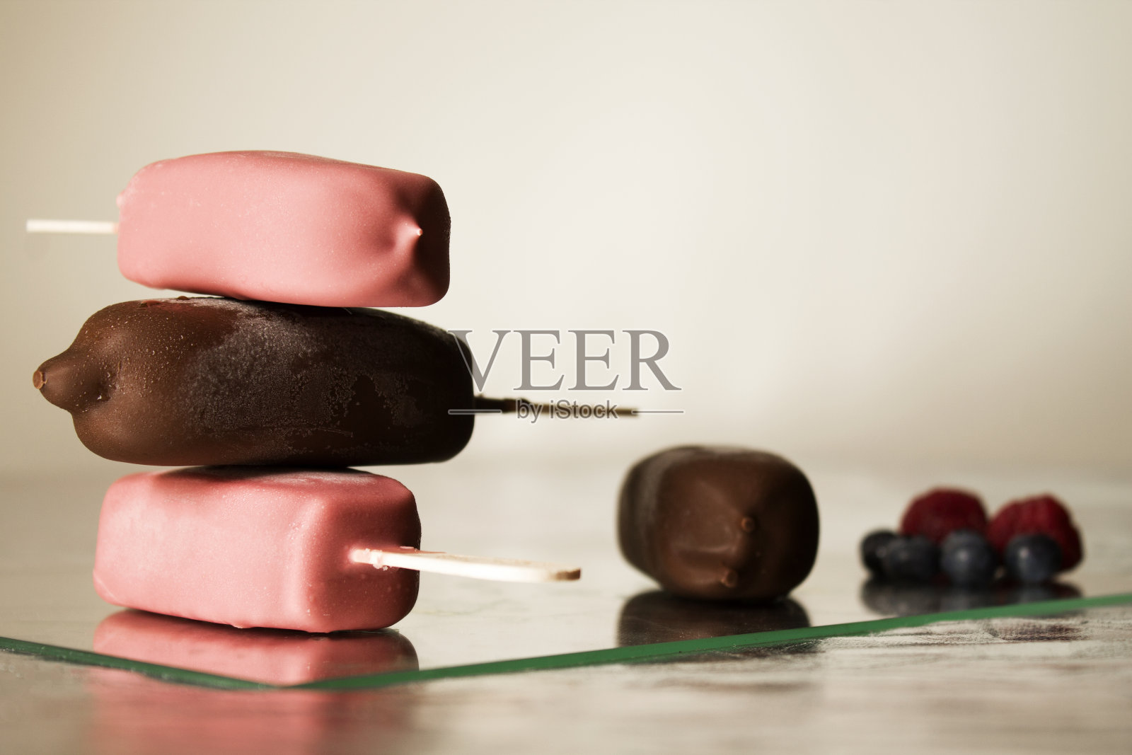 雪糕山，白色背景和野生浆果照片摄影图片