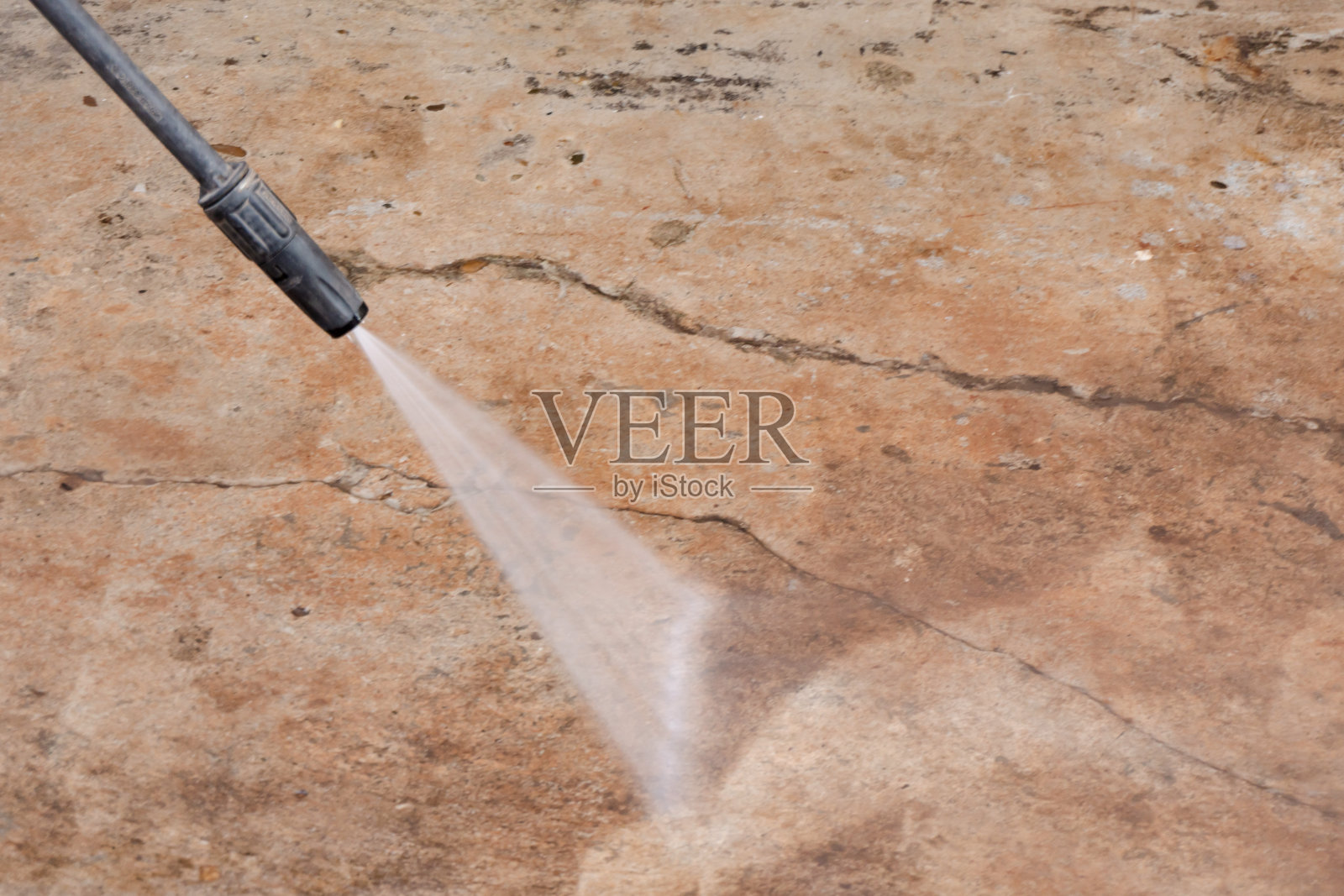 工人用高压清洗机清洗脏地板照片摄影图片