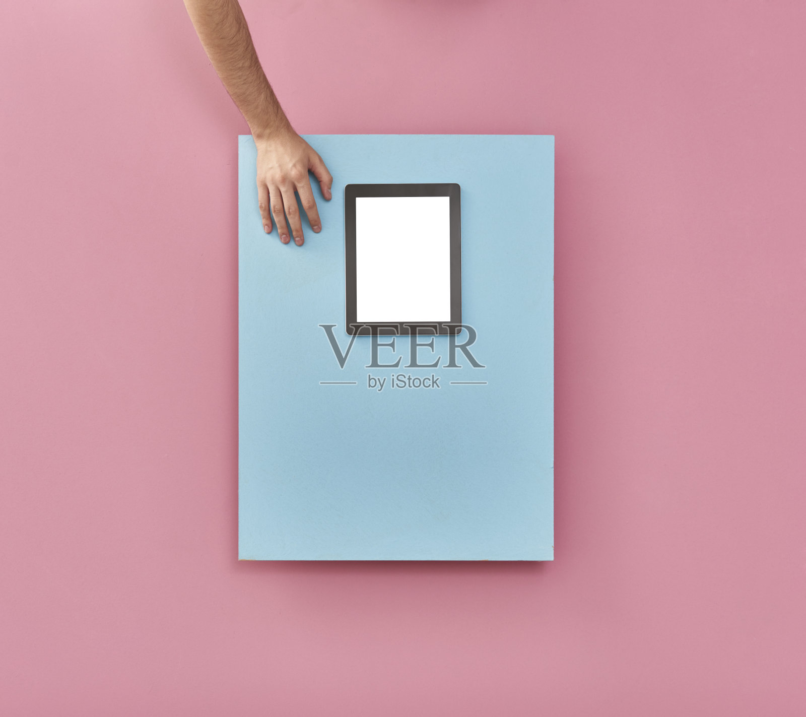 彩色背景与空框架和人的手照片摄影图片