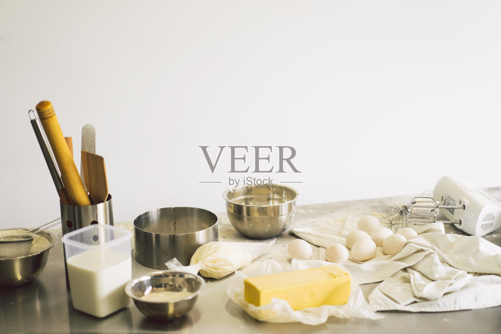 面团准备食谱，面包，比萨饼或派的制作原料。烹饪蛋糕。概念性成分，用于烹饪面粉产品或甜点照片摄影图片