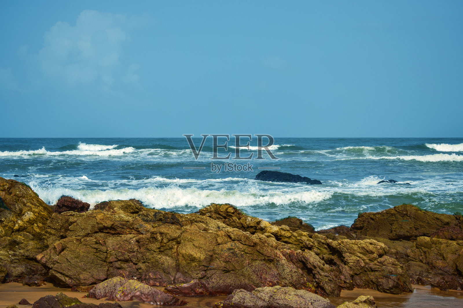 海洋海浪，山脉岩石石头和天蓝色景观背景照片摄影图片