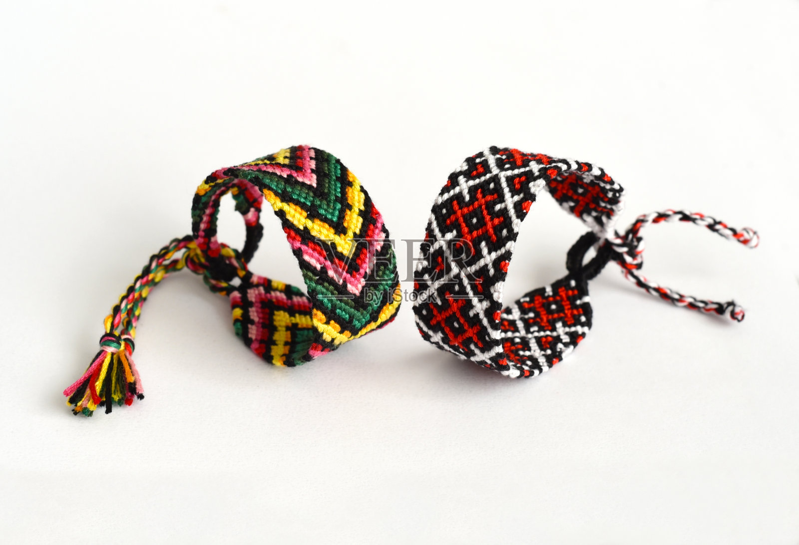 系织友谊手链与明亮的彩色图案手工线孤立在白色的背景照片摄影图片