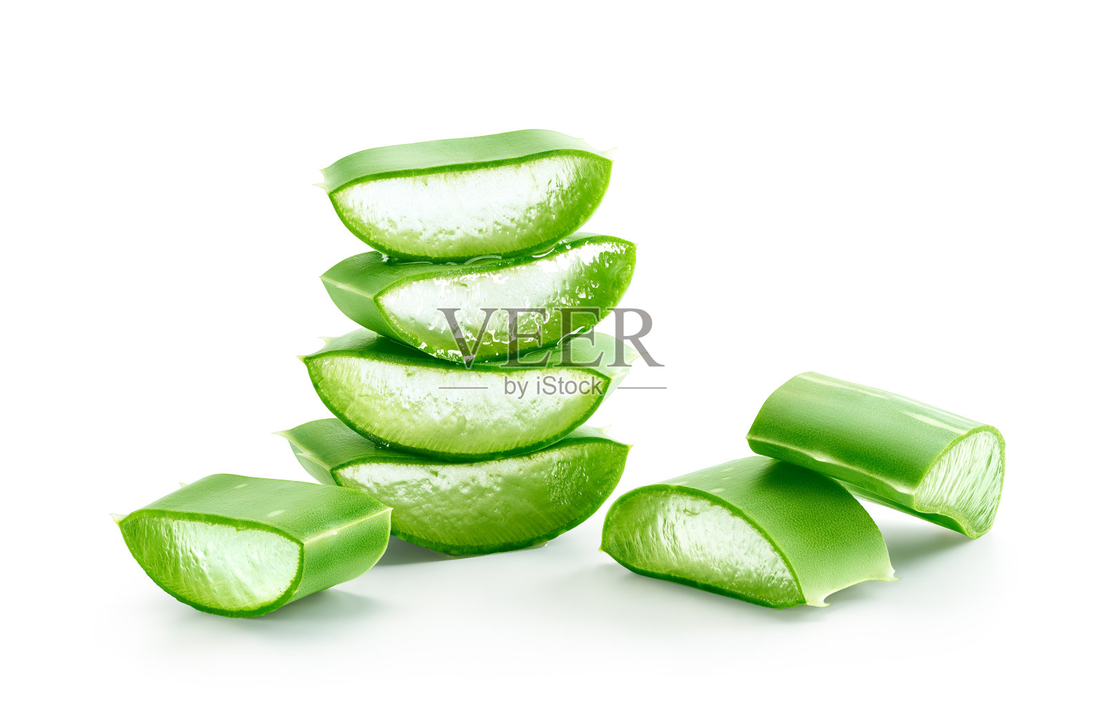 新鲜芦荟植物切片堆叠在白色的背景-剪切路径包括照片摄影图片