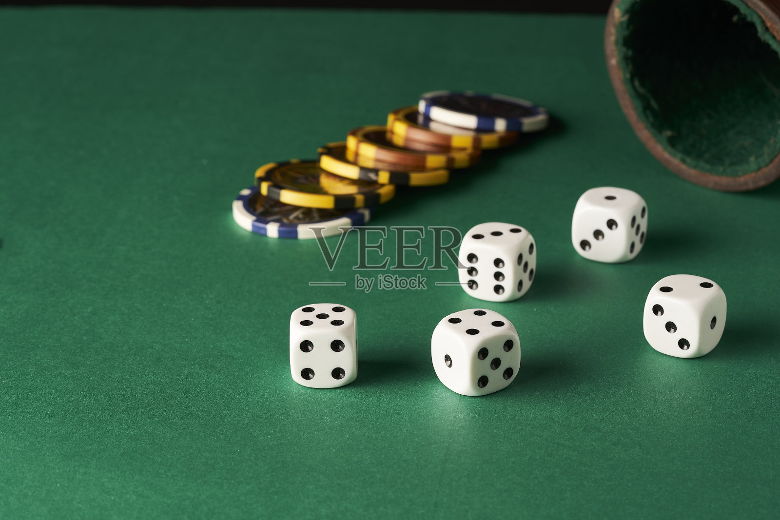 骰子游戏在绿色背景与赌场筹码的背景照片摄影图片
