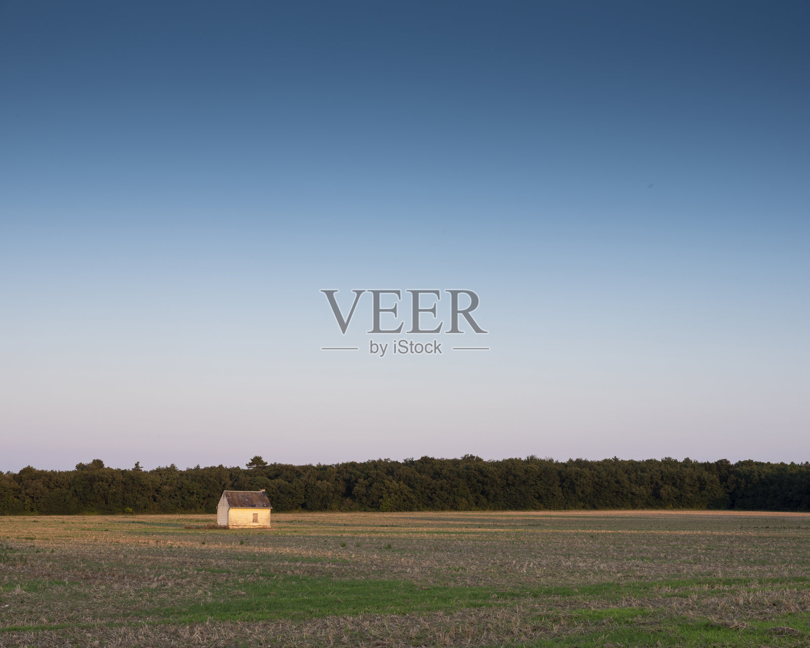 自然公园日落时空玉米地里的旧棚子rÃ©卢瓦尔-昂儒-杜雷内地区照片摄影图片