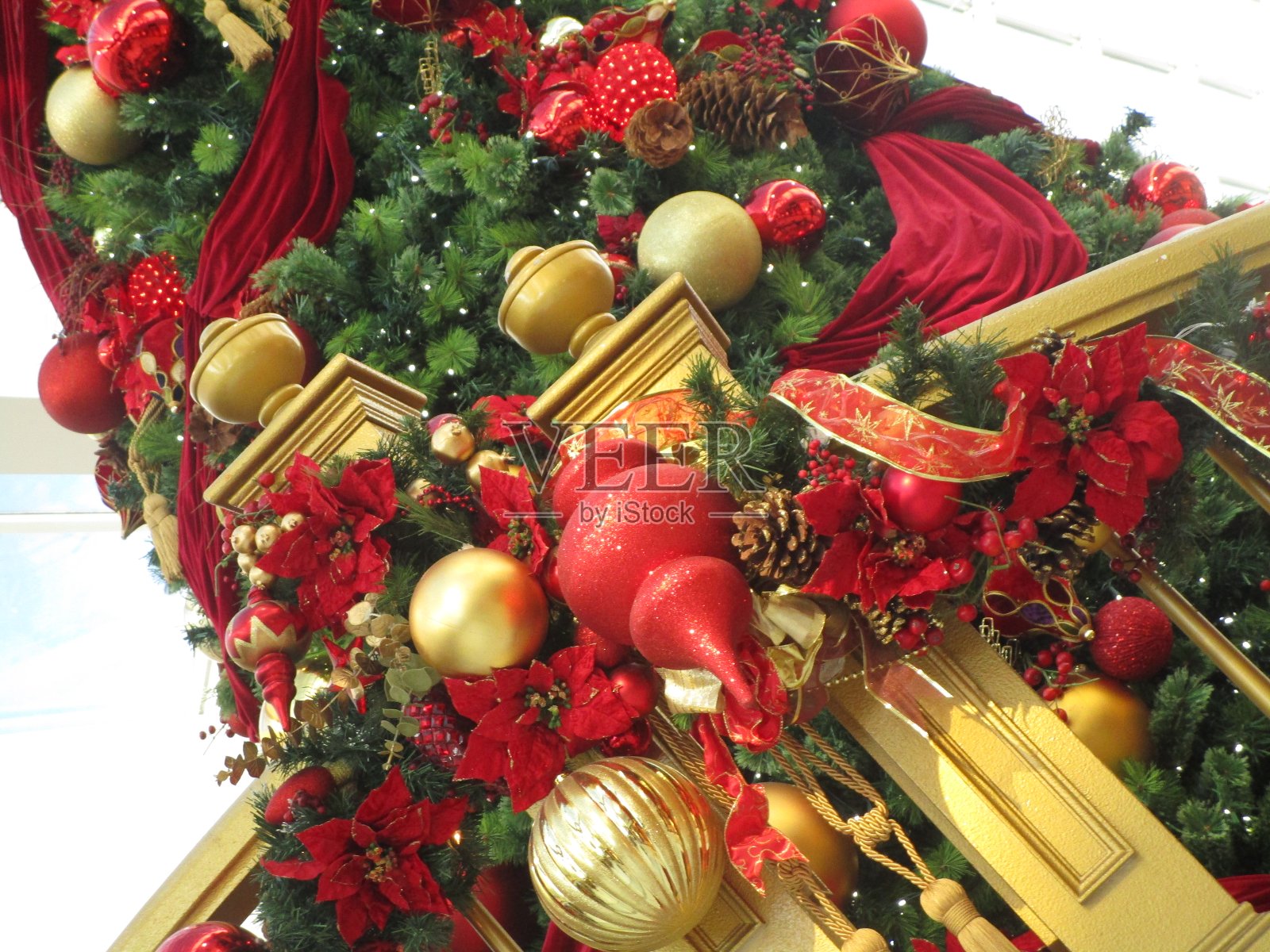 鲜艳的红色圣诞树装饰照片摄影图片