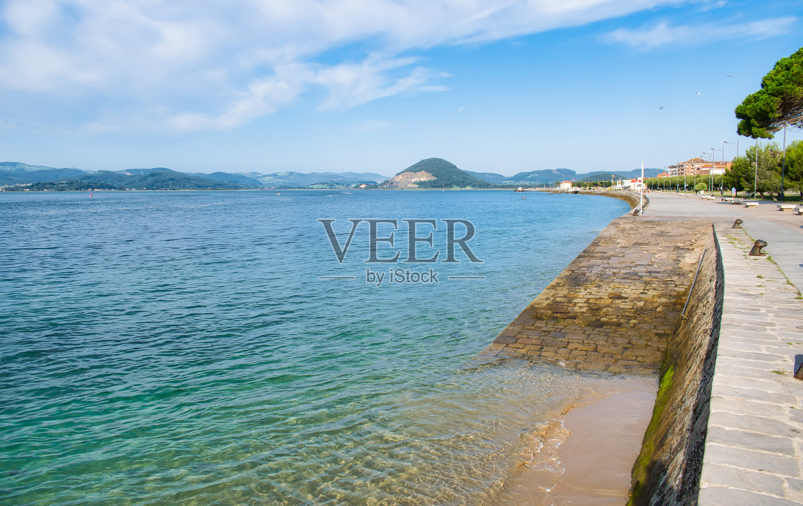 西班牙坎塔布里亚Santoña村的长廊照片摄影图片