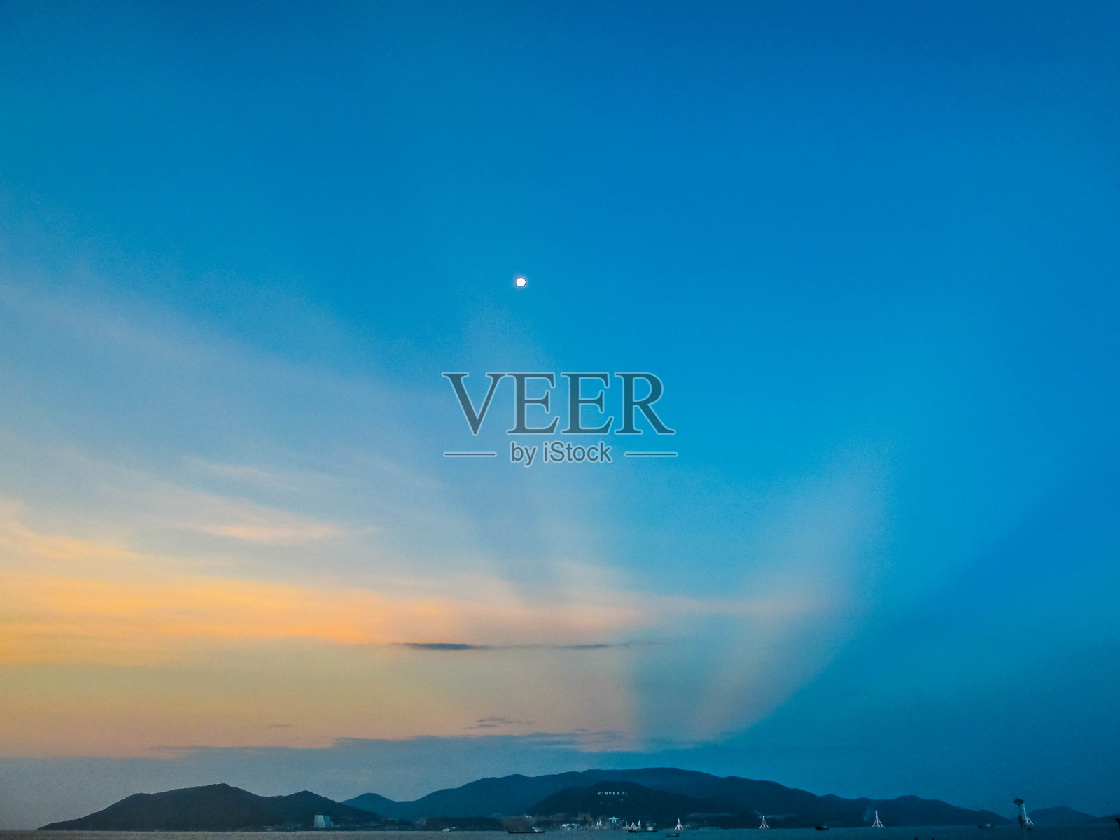 越南芽庄湾汉翠岛的日落与月亮照片摄影图片