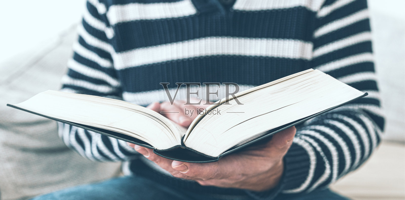 读书的人照片摄影图片