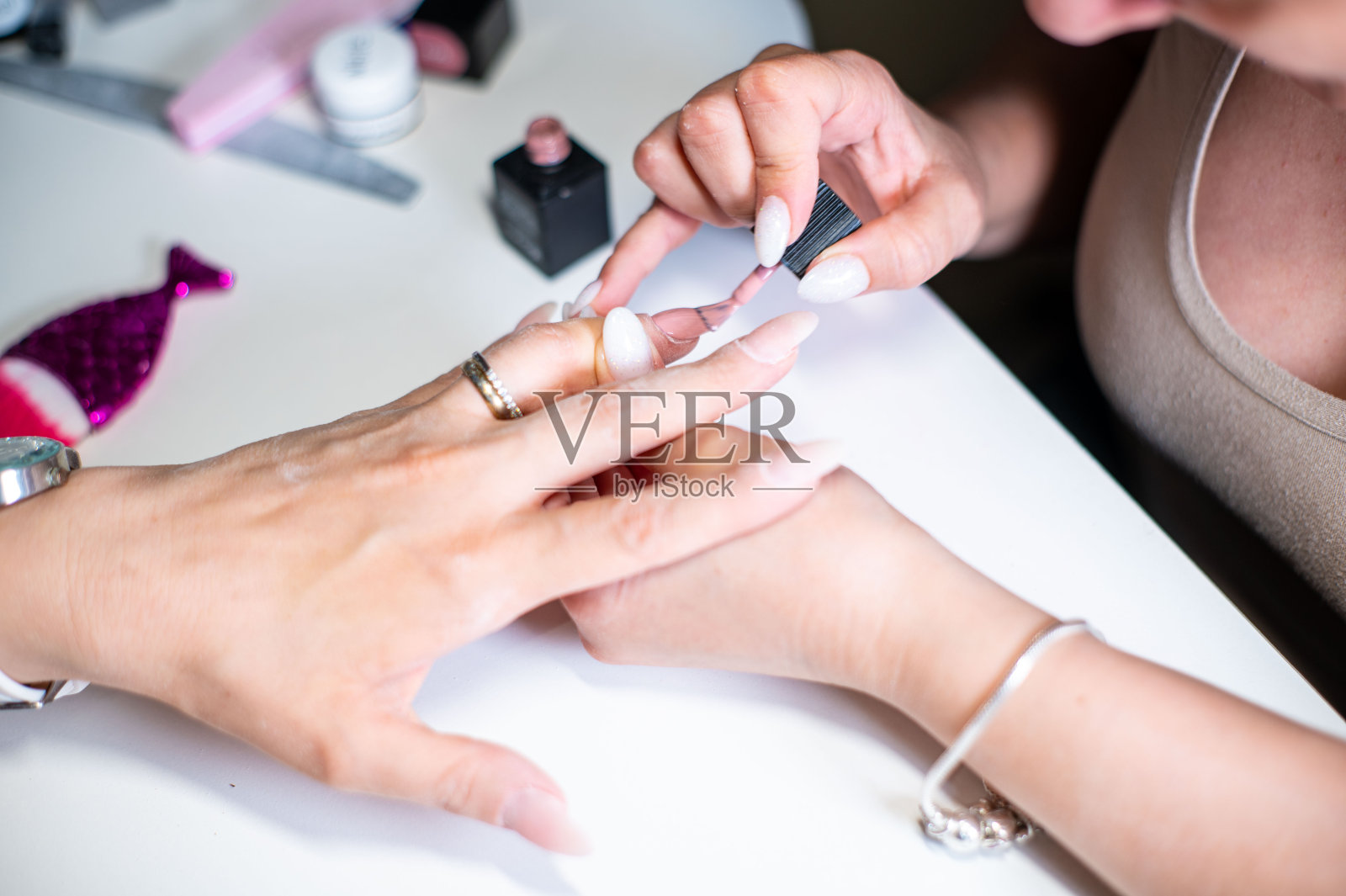 用特殊的uv凝胶装饰指甲照片摄影图片