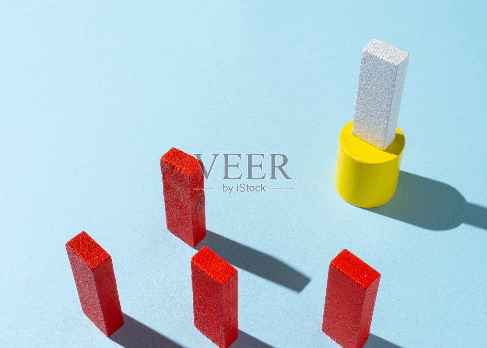 由彩色木块制作的创意概念工具箱，在Covid-19大流行期间进行演讲或会议。照片摄影图片