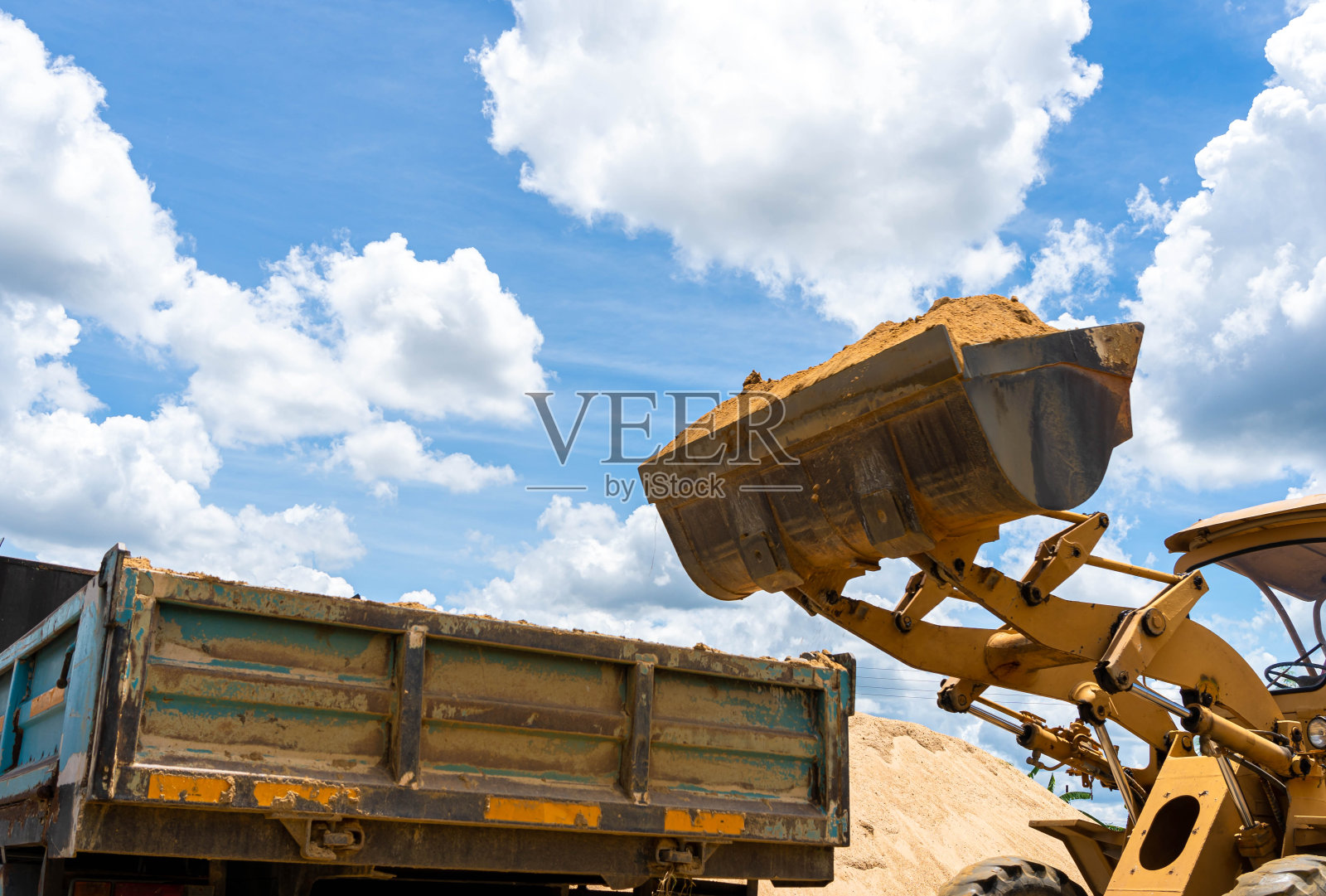 带自卸卡车的轮式装载机照片摄影图片