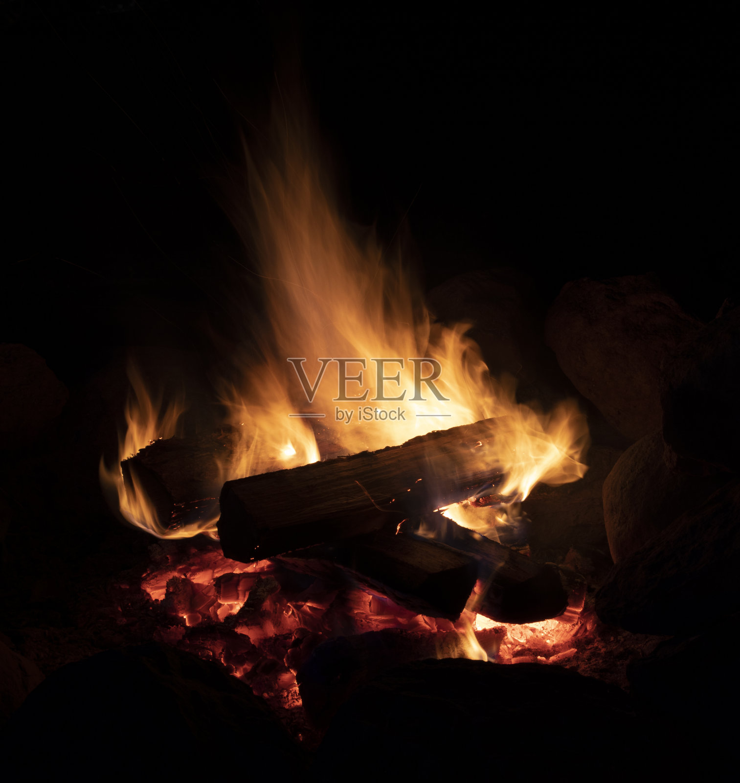 明亮的篝火在夜晚燃烧照片摄影图片