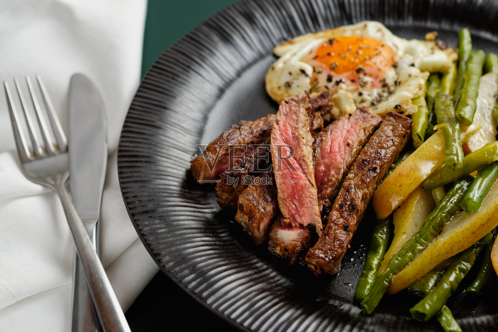 烤牛肉配烤青豆和梨照片摄影图片