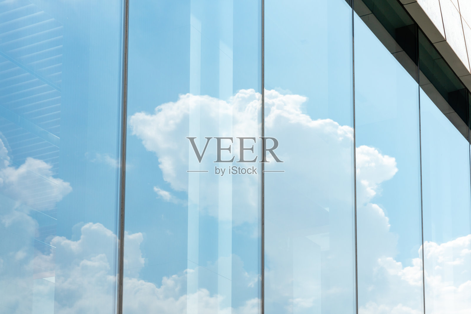 现代办公楼外立面，云映窗。照片摄影图片
