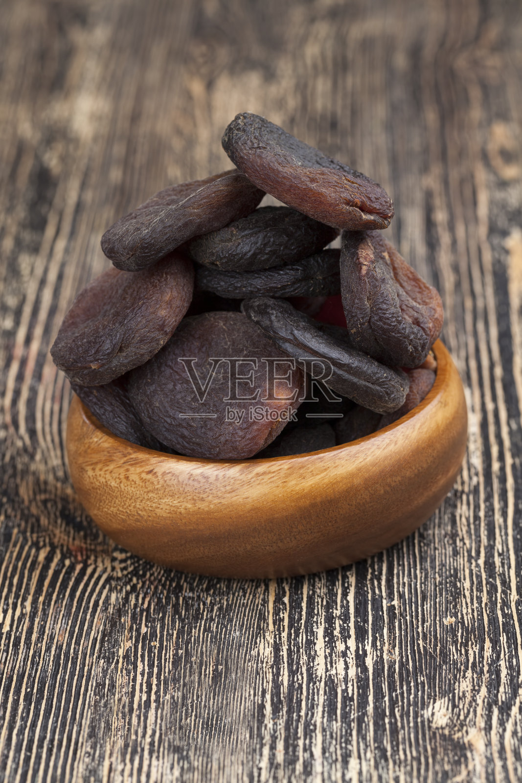 阳光下的天然干杏子照片摄影图片