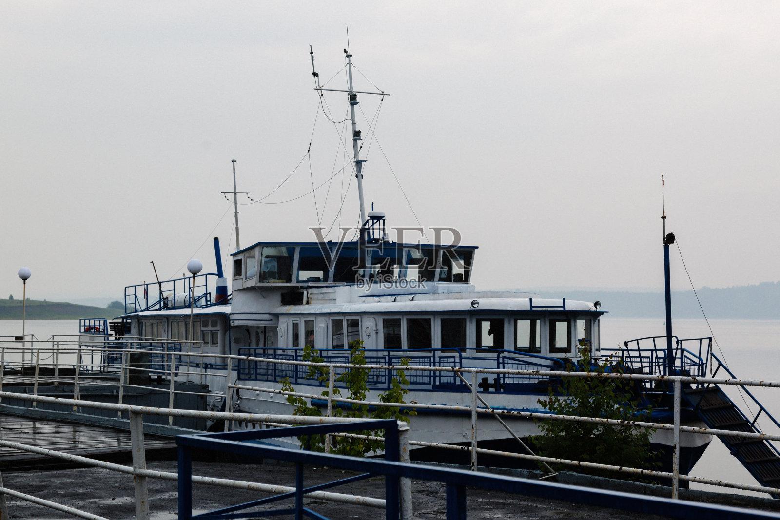 内河船坞，多云下雨天气照片摄影图片
