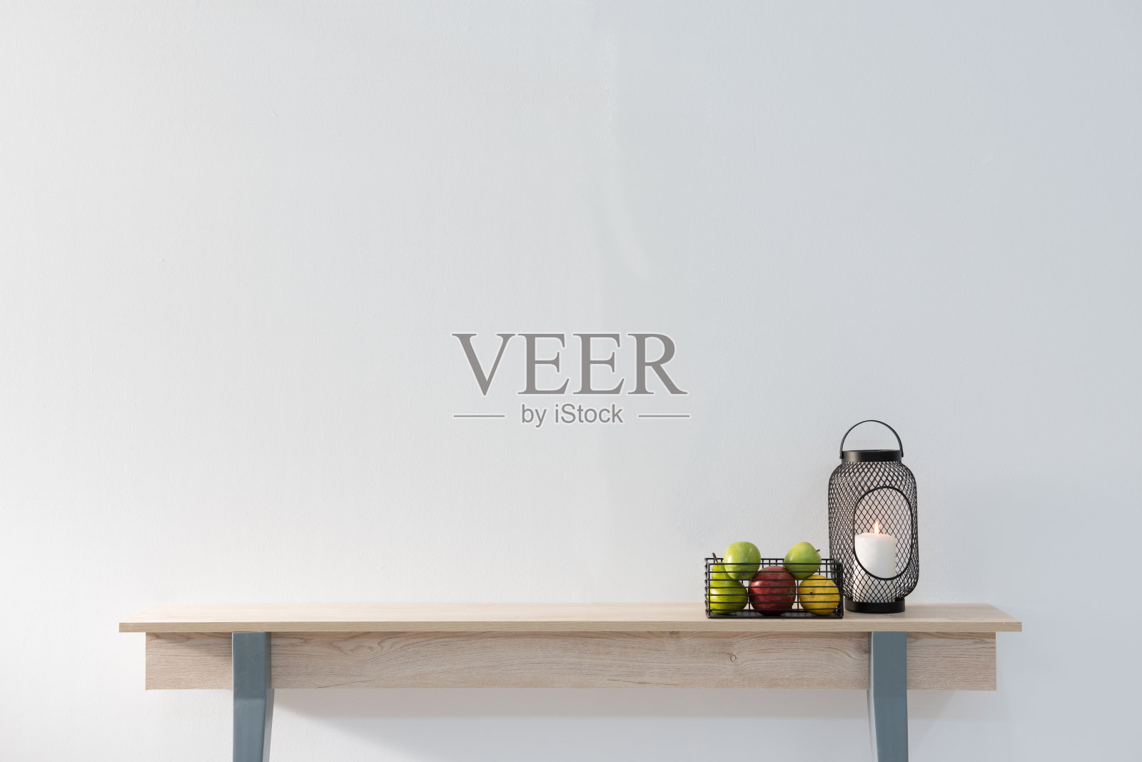 现代家庭内部的年轻房间与木制桌子灯罩照片摄影图片