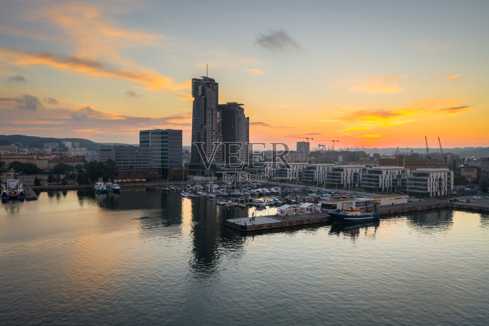 格丁尼亚港日落时的空中景观与现代建筑照片摄影图片