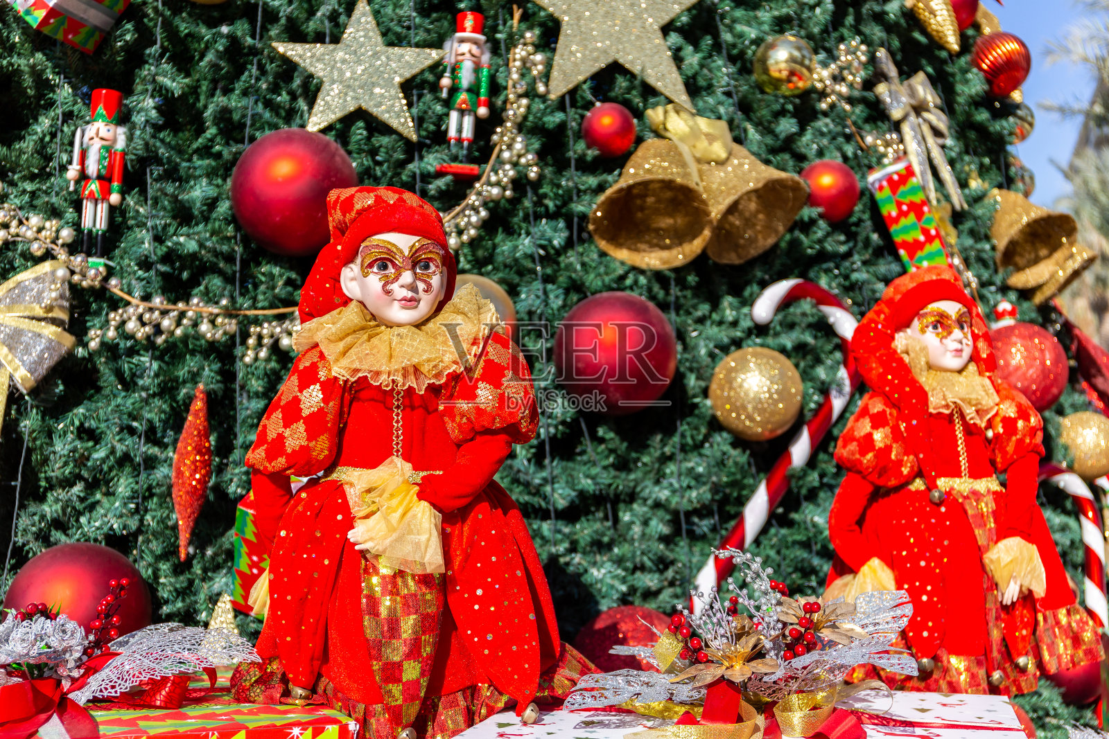 红色圣诞精灵与圣诞树装饰照片摄影图片