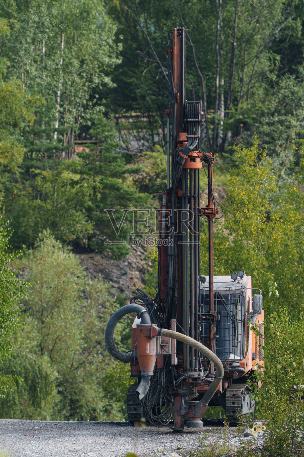 露天采石场钻机。采矿行业。照片摄影图片