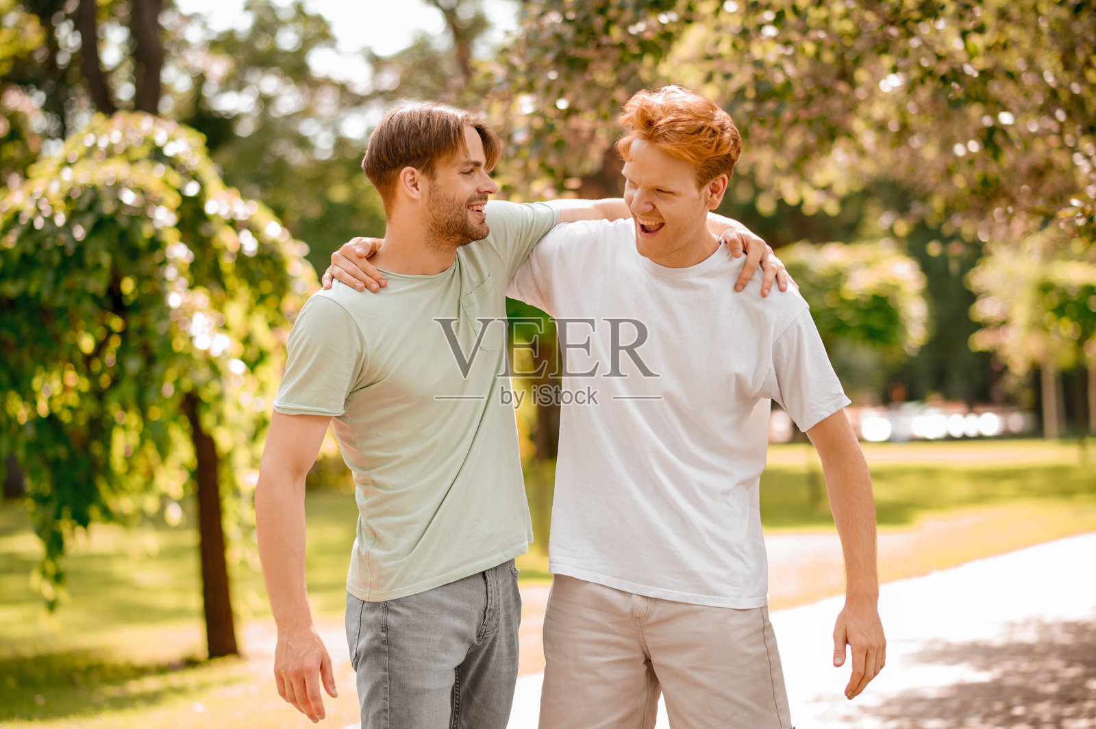 两个年轻人高兴地见面照片摄影图片