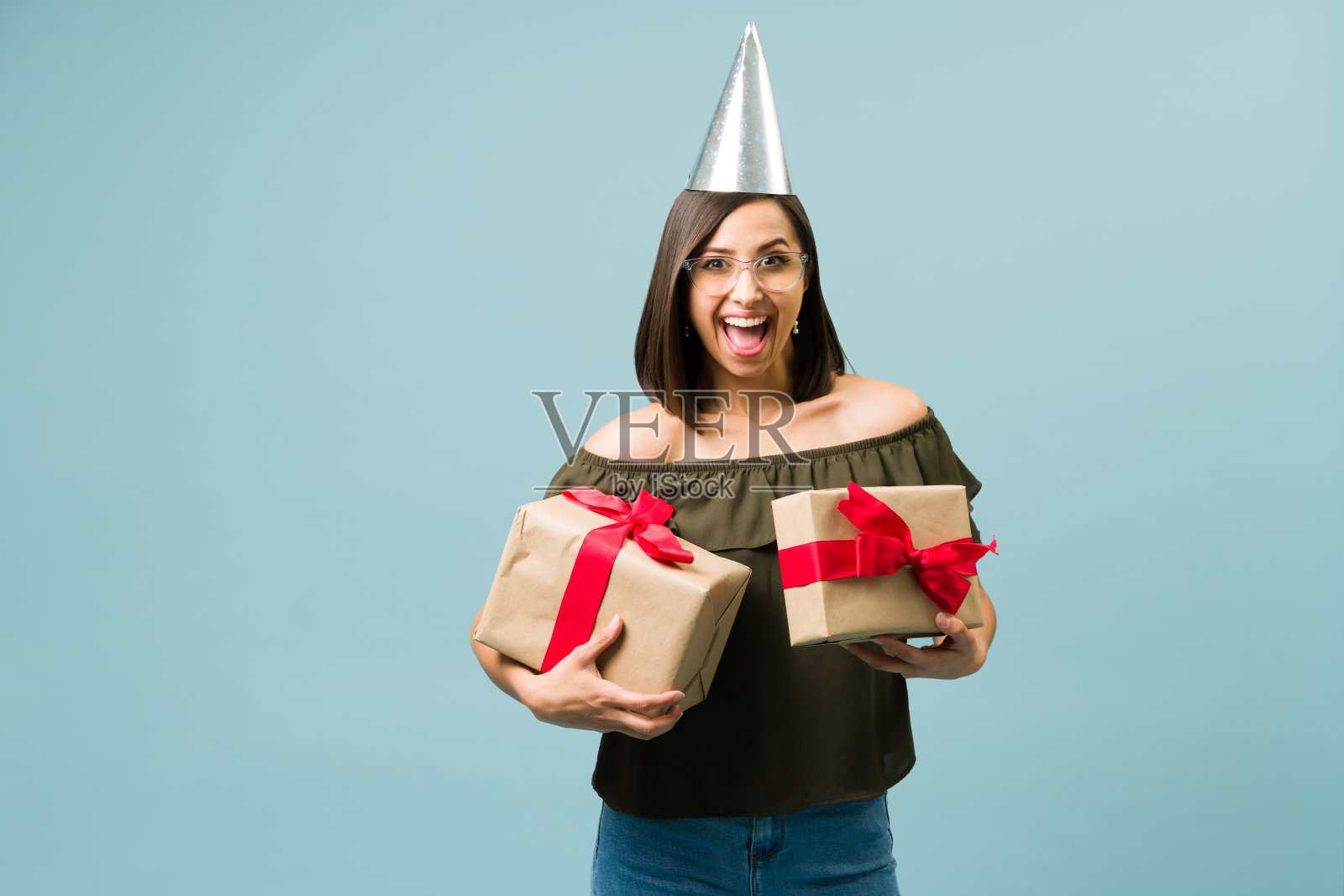 生日女孩准备参加一个激动人心的派对照片摄影图片