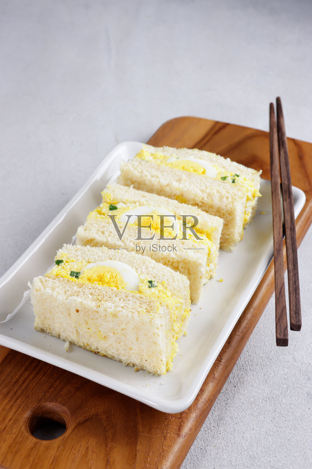 Tamago Sando是一种日本鸡蛋三明治。照片摄影图片