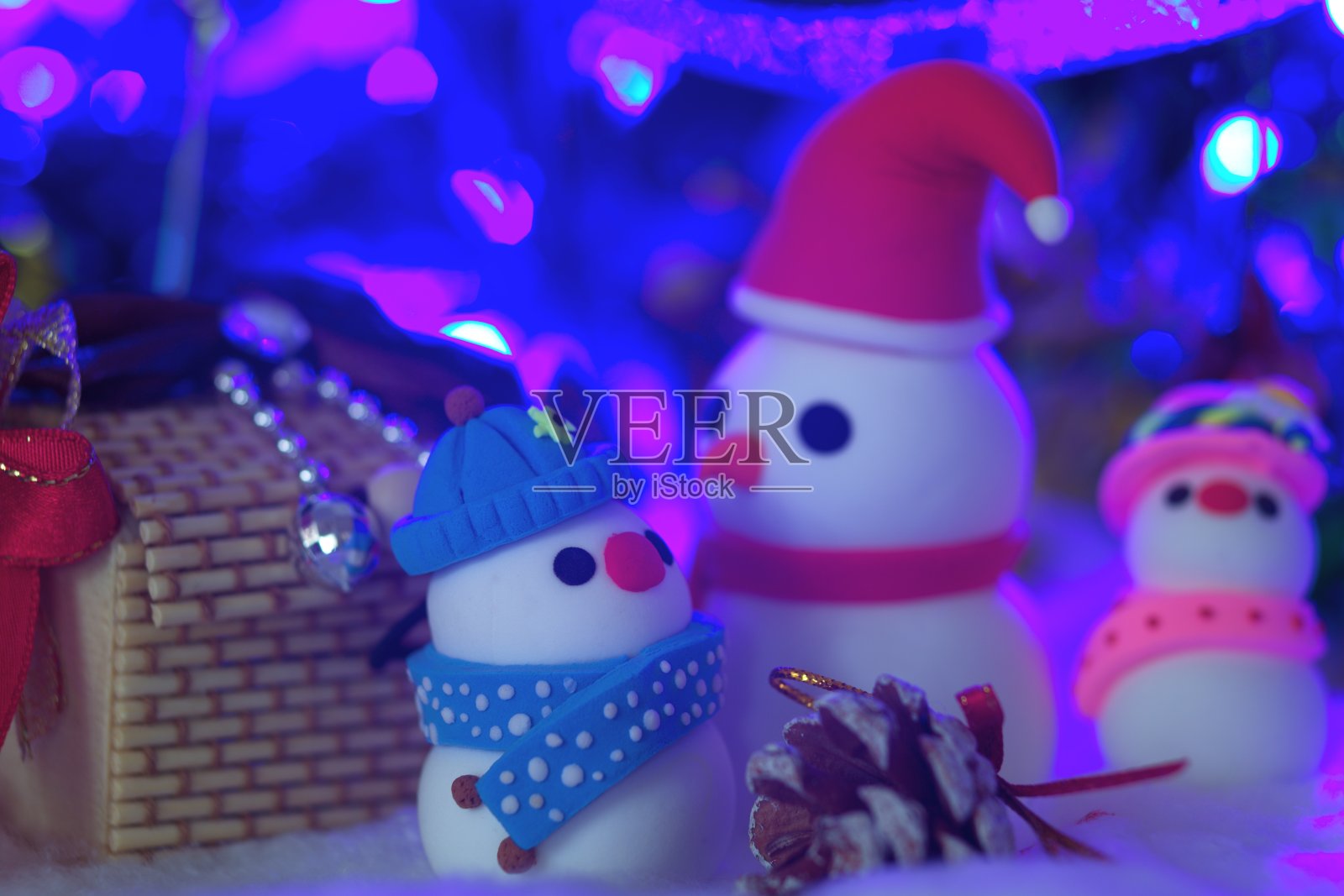 圣诞雪人和儿子照片摄影图片