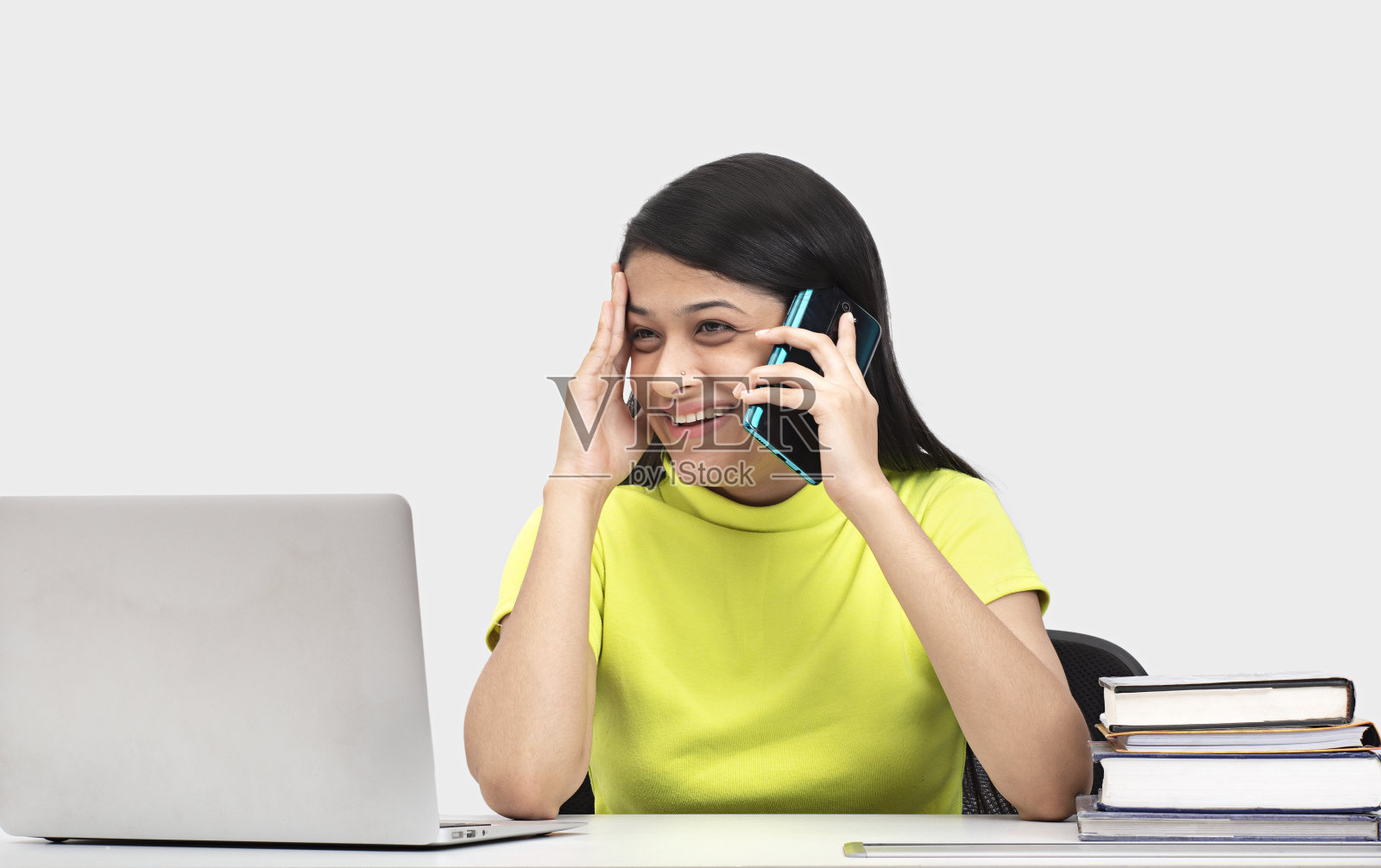 年轻的女孩在家里学习和通话的电话股票照片照片摄影图片