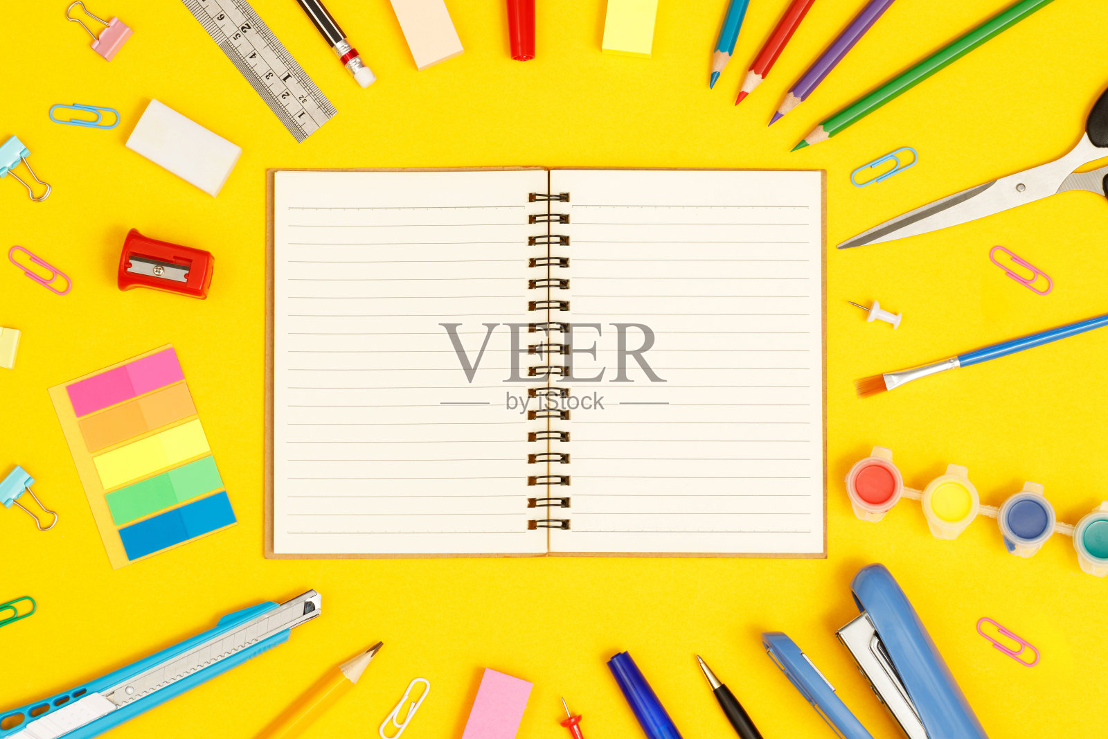 俯视图笔记本和文具文具在学校图书馆学习黄色背景思想教育照片摄影图片