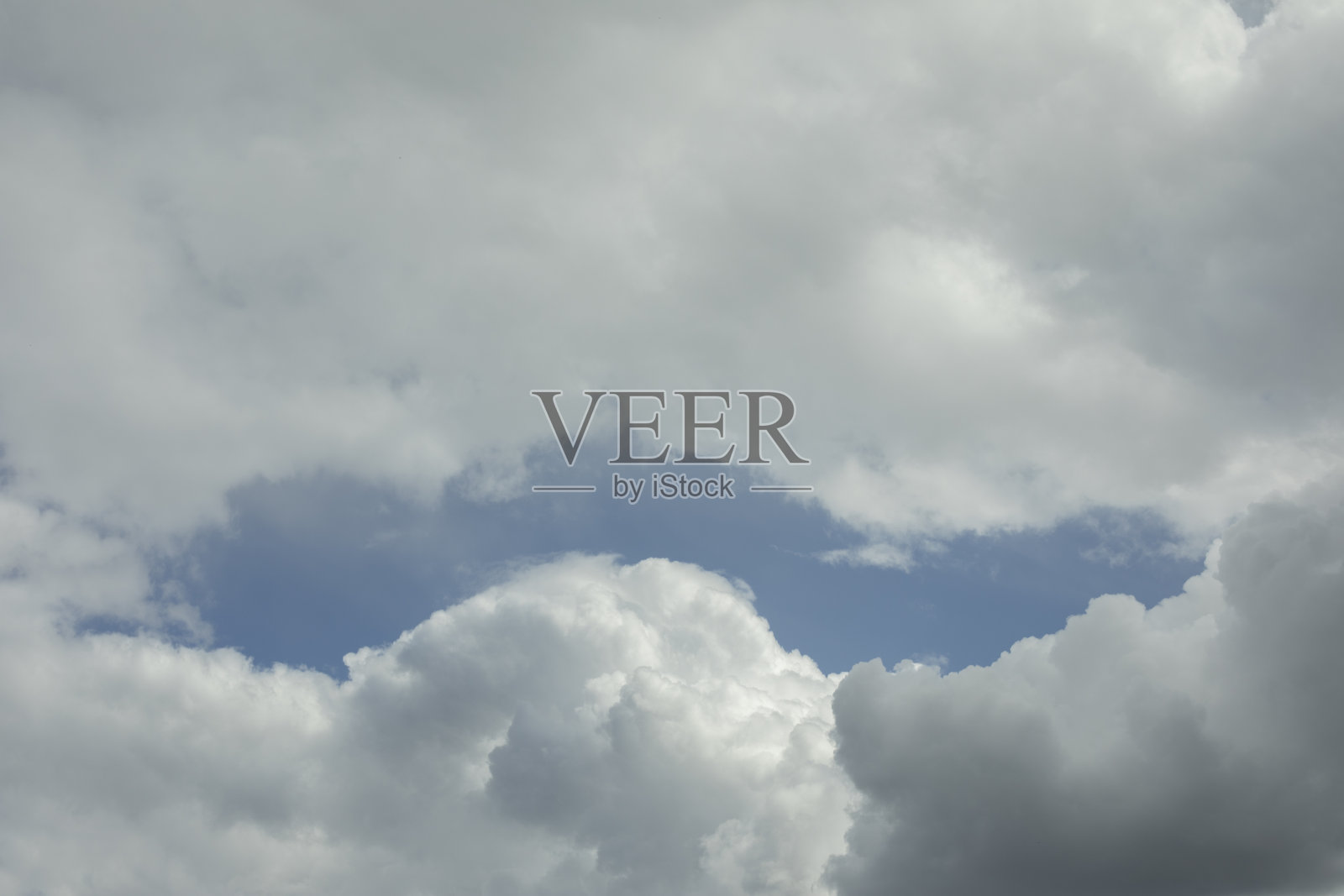 天空中的云。大气。中间车道有气旋。照片摄影图片