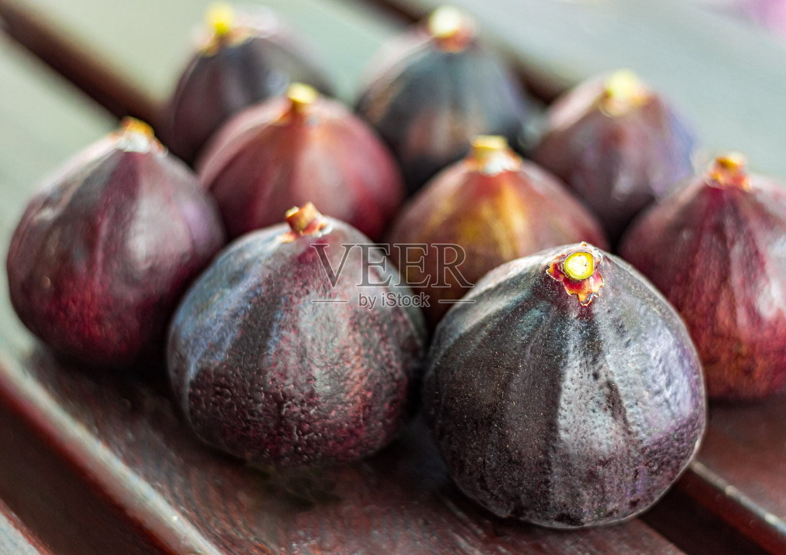 黑色无花果的果实在桌子上照片摄影图片