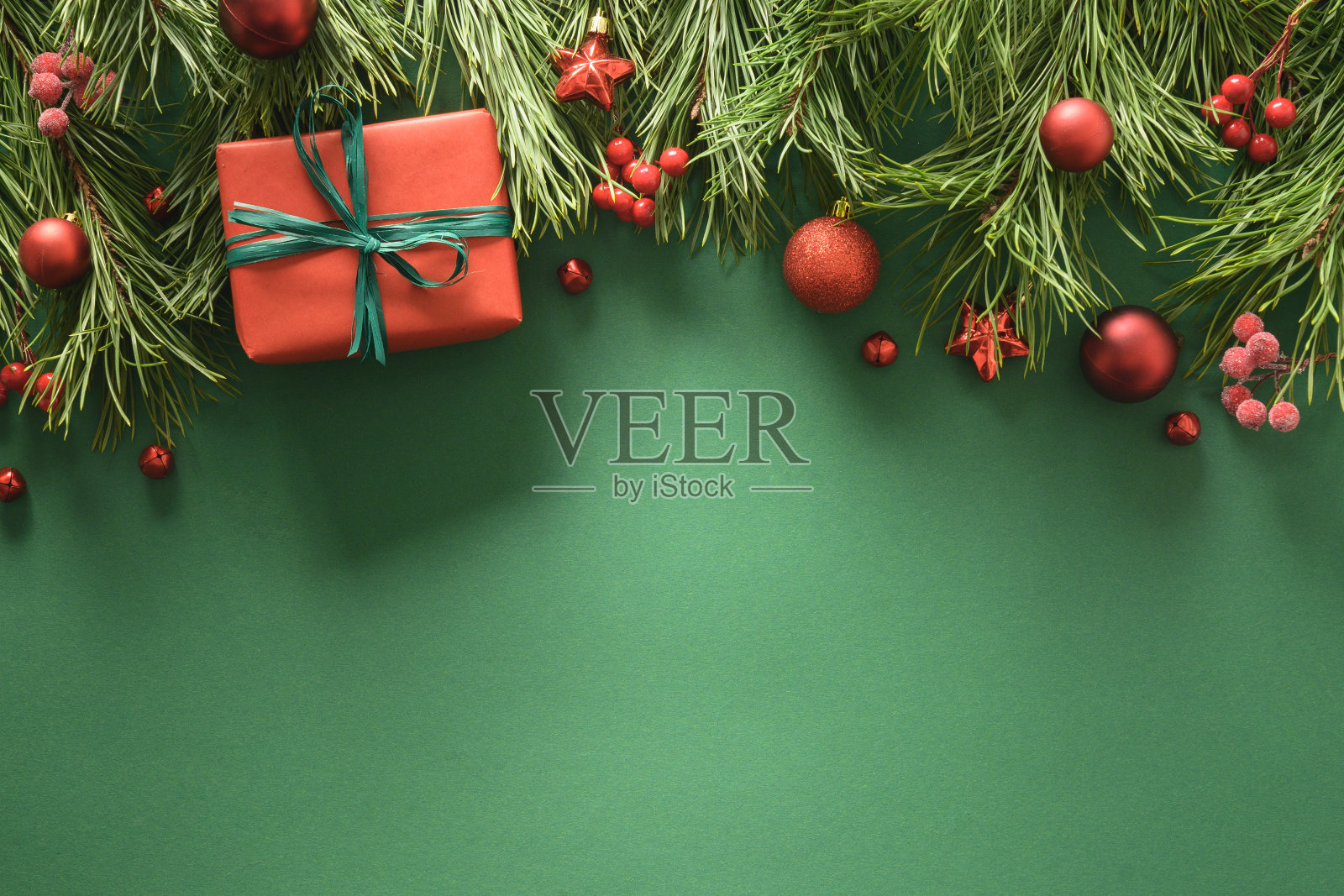 圣诞框架与红色礼品盒，松枝，和红色的球。圣诞贺卡。新年快乐。照片摄影图片