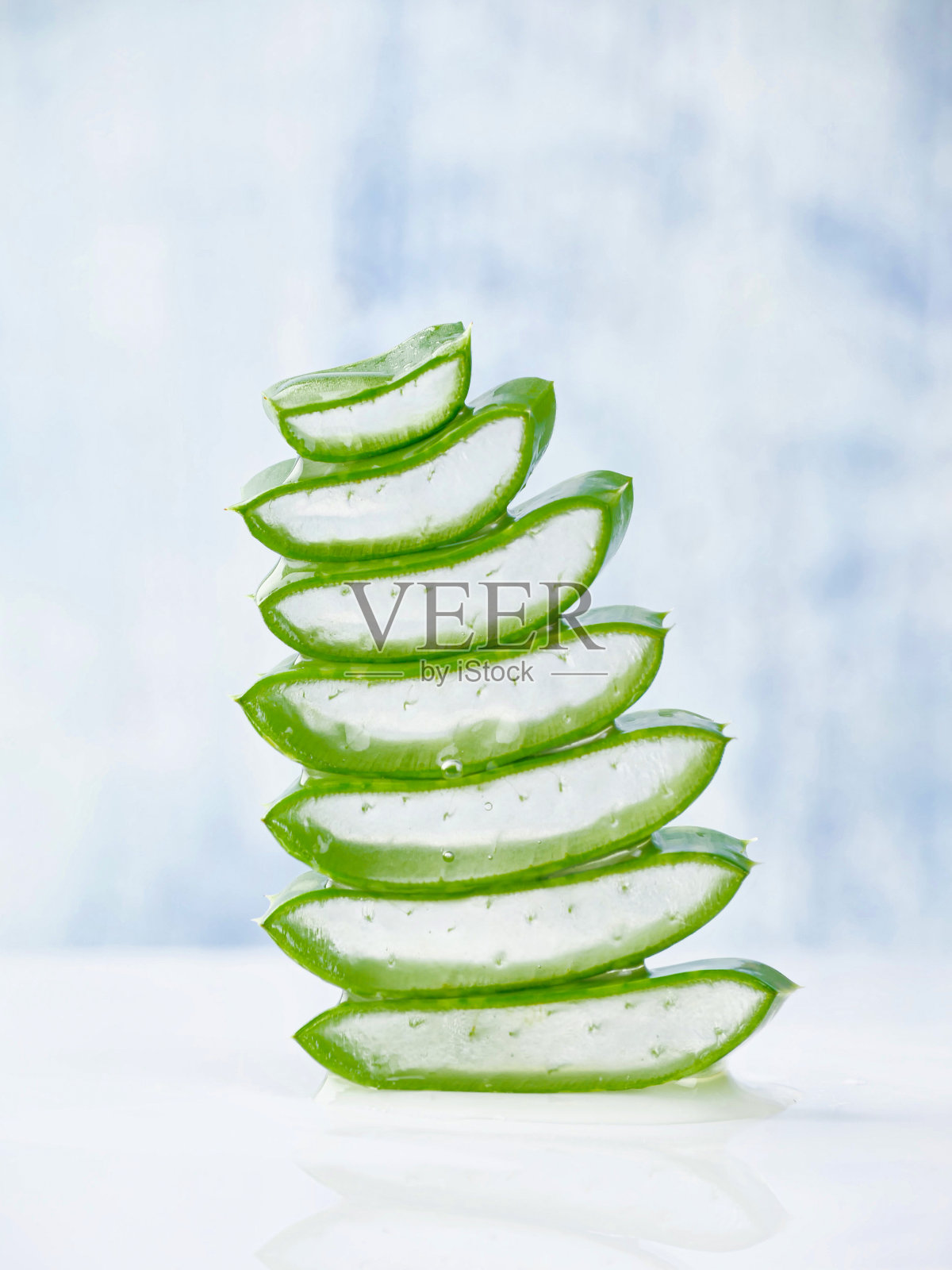 新鲜芦荟叶，药物治疗肌肤保湿保健，晒伤后肌肤护理。照片摄影图片