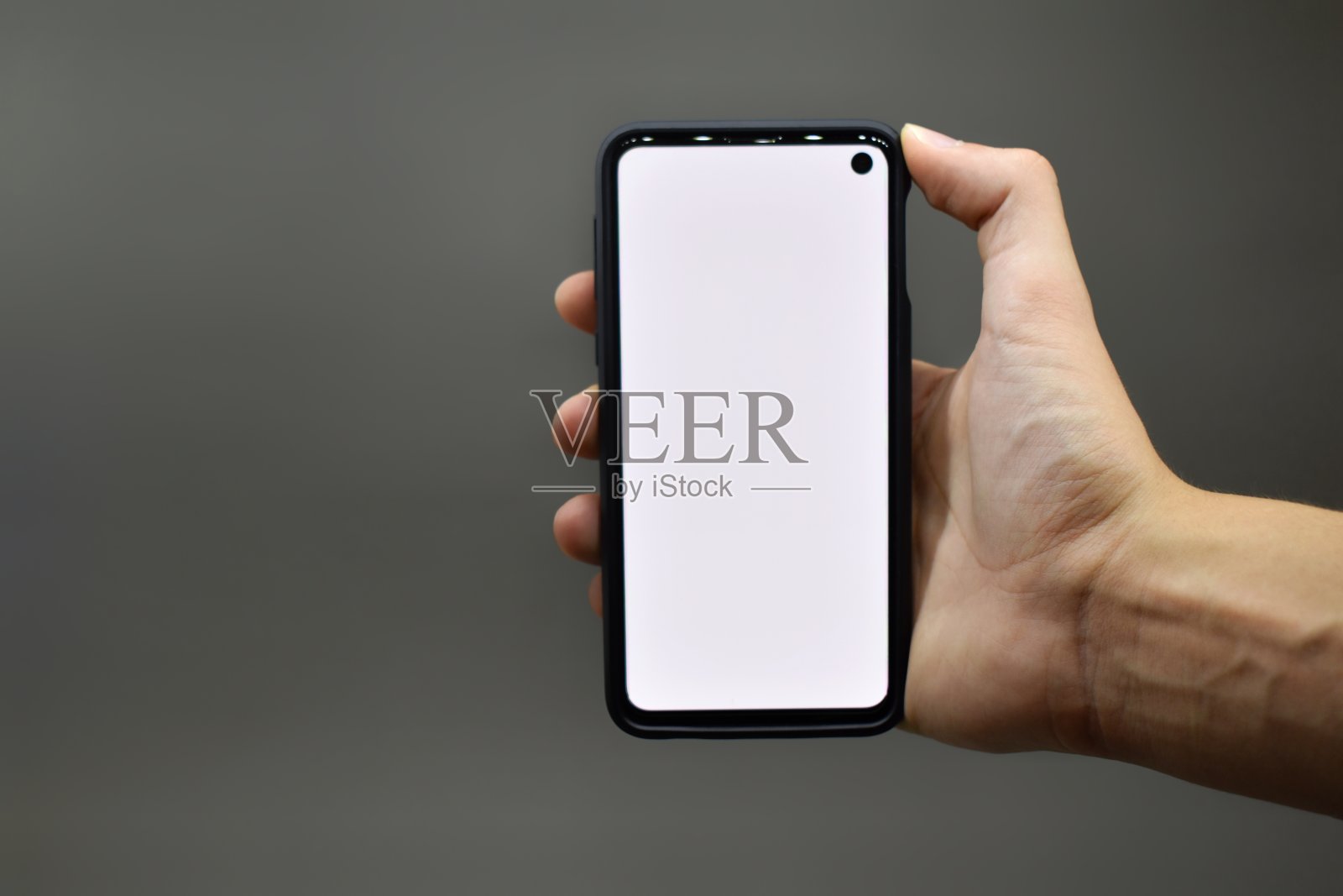 男人手持智能手机照片摄影图片