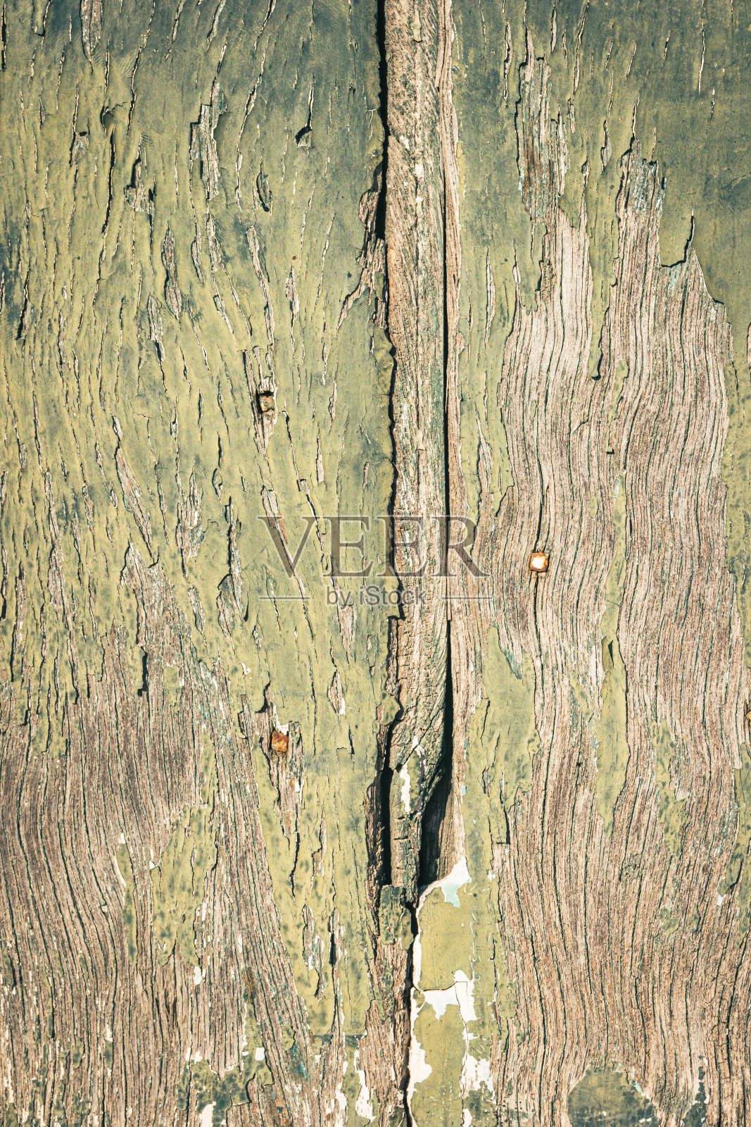 旧的木质纹理被废弃的垃圾背景，木墙上的绿色油漆被刮花照片摄影图片