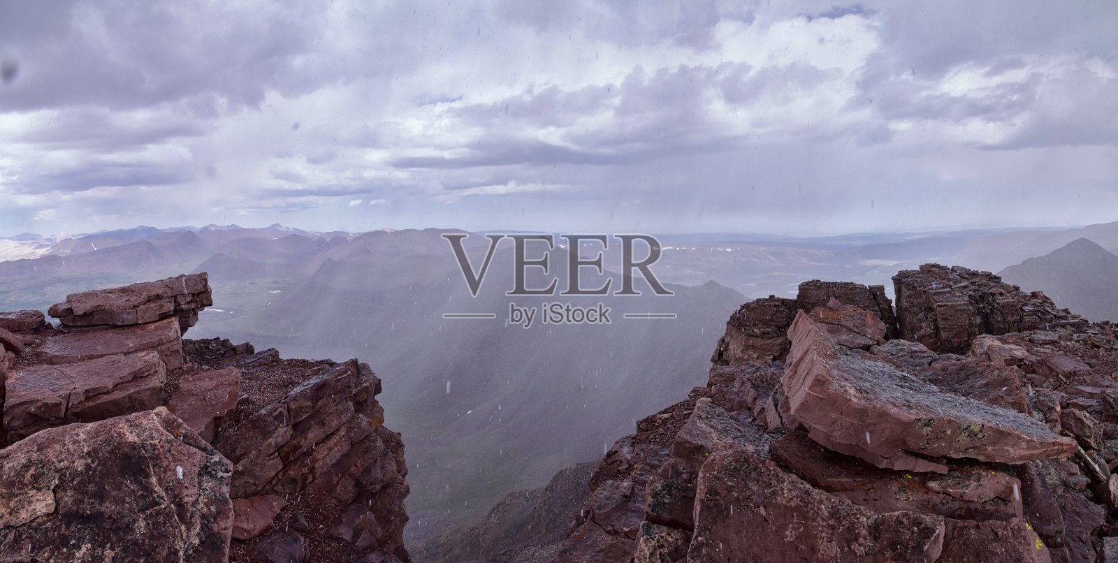 从国王峰全景景观在犹他州落基山脉从亨利的福克徒步旅行路线在夏天，阿什利国家森林，高尤纳斯荒野，犹他州。美国。美国照片摄影图片