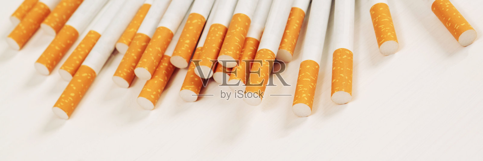 放在白色背景上的香烟照片摄影图片