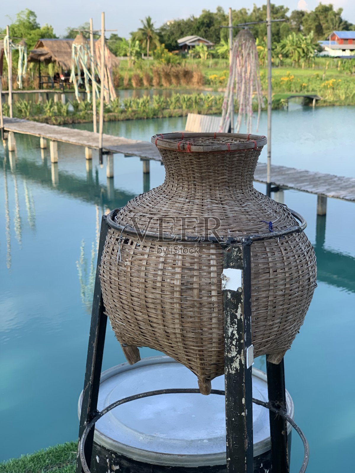 鱼钩是用竹子编成的。照片摄影图片