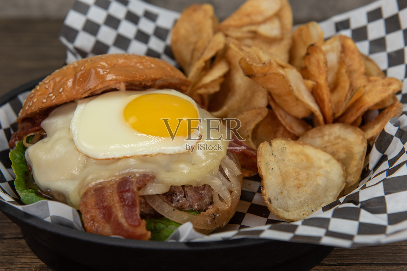 刚从烤架上拿下来的最受欢迎的食物。照片摄影图片