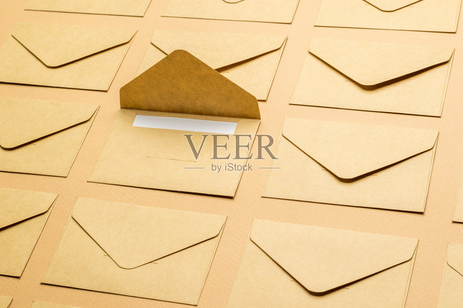 背景由封缄的信封和一个开着的信封组成。照片摄影图片