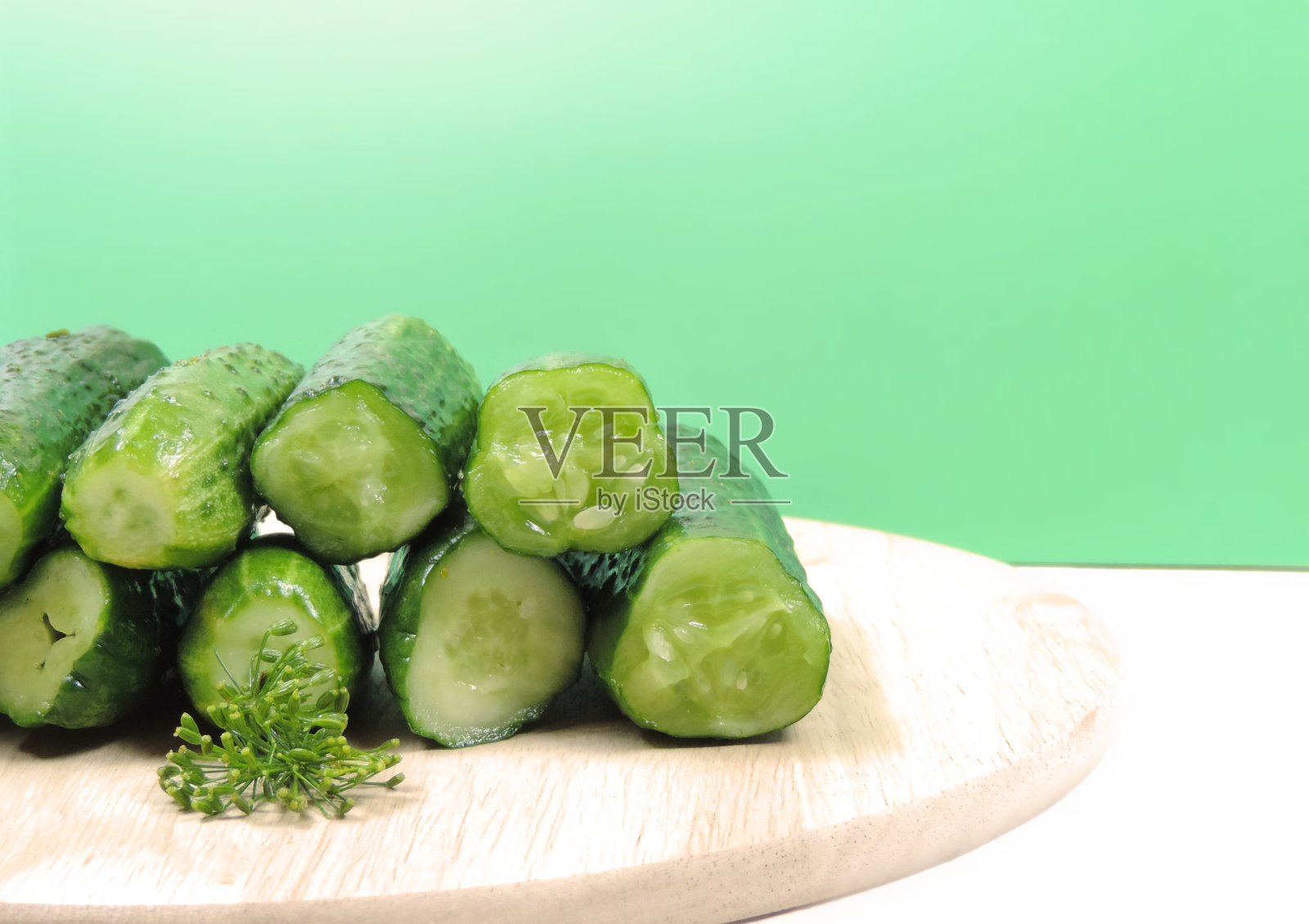 木板上的腌黄瓜特写照片摄影图片