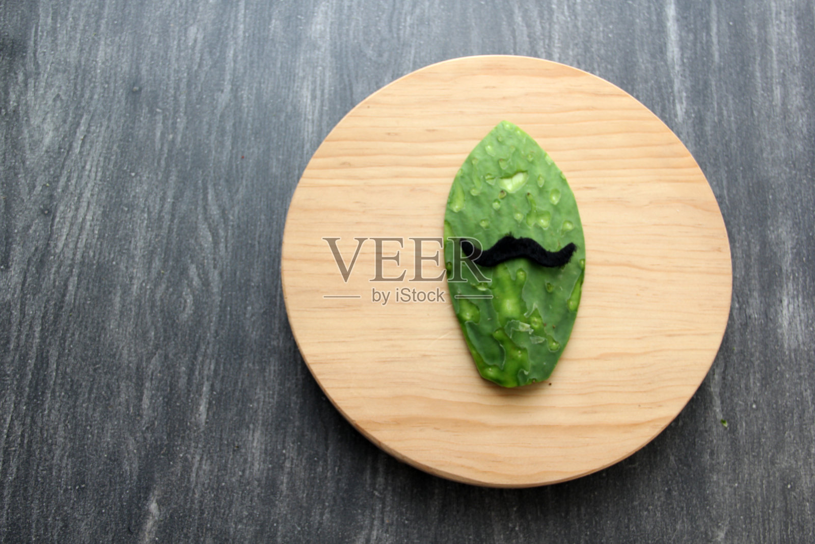 在木桌和砧板上准备墨西哥派对的墨西哥节日风格的胡子和领结脸照片摄影图片