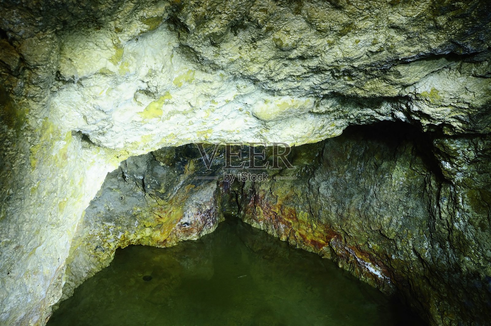 罗马温泉，热水来自Guardias Viejas在埃莱吉多-阿尔梅里亚。照片摄影图片