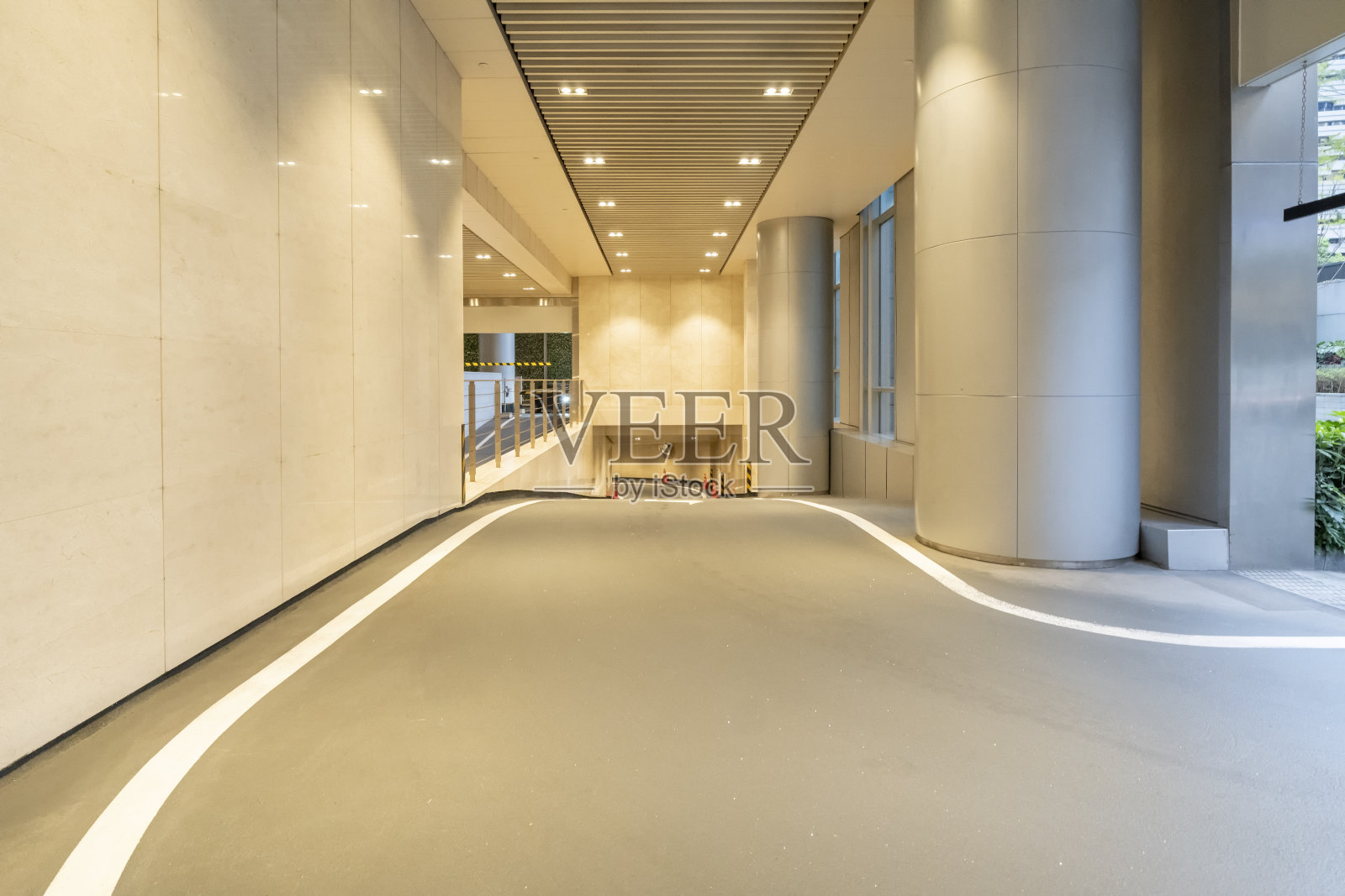 通往地下停车场的道路照片摄影图片