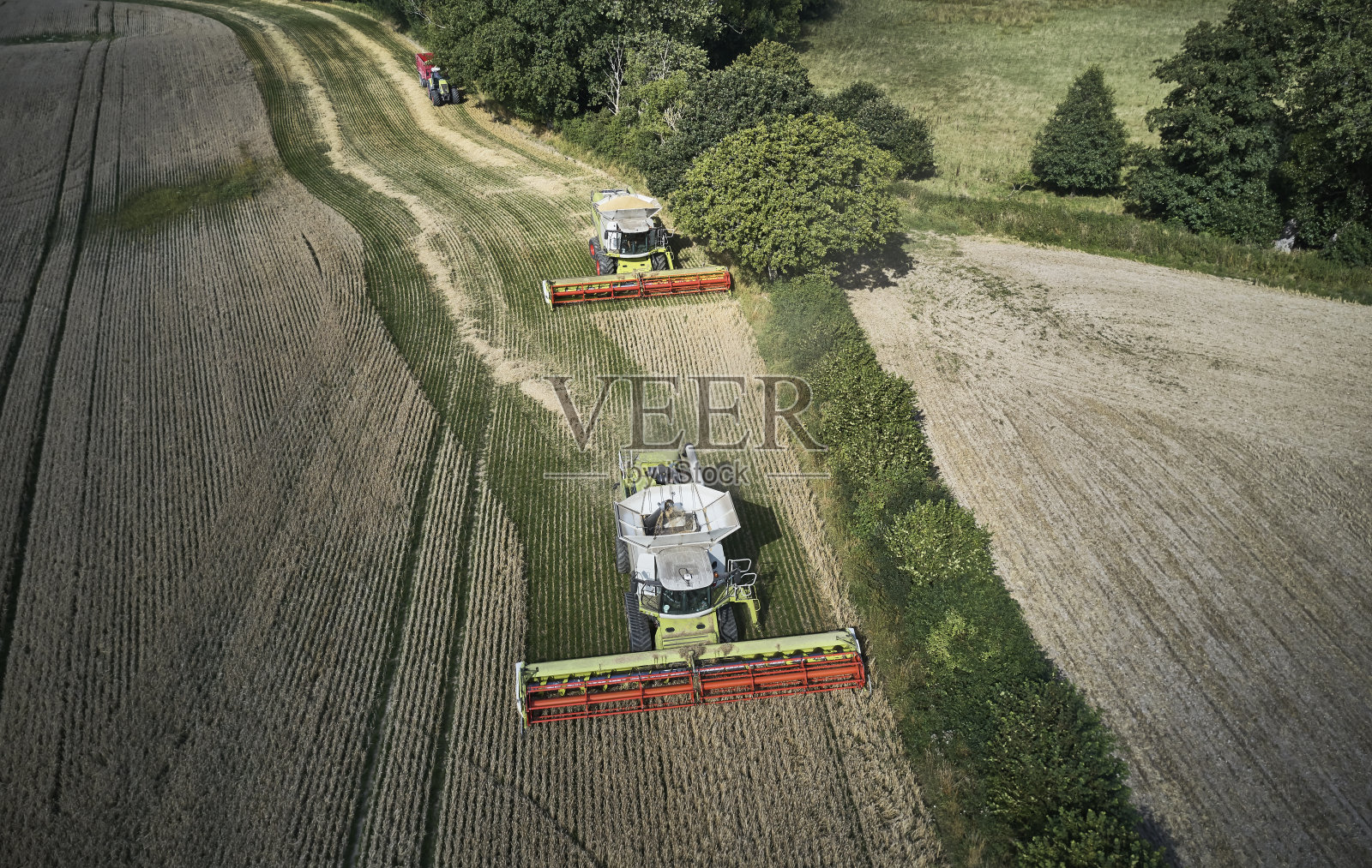 景观与联合收割机照片摄影图片