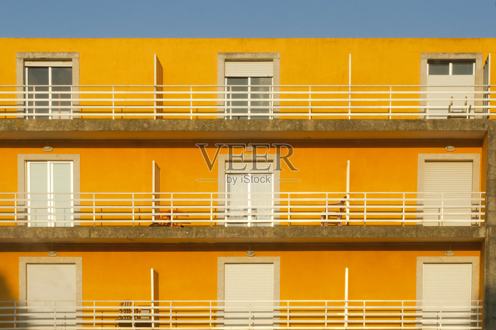 公寓建筑立面。照片摄影图片